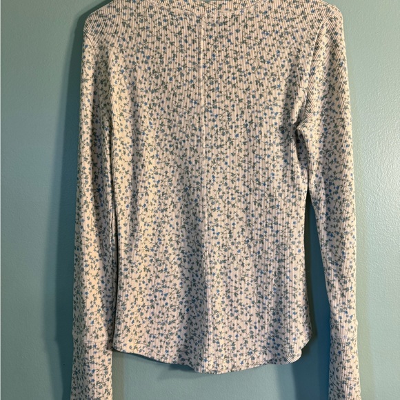 American Eagle, long sleeved, logo , thermal. Size medium. - Picture 3 of 4